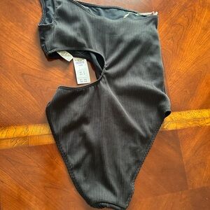 Pretty, NWT Hollister Swimsuit, XL, great condition, summer ready!